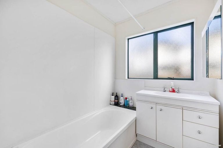 Photo of property in 2/470 East Coast Road, Windsor Park, Auckland, 0630