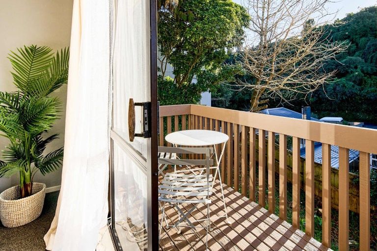 Photo of property in 72b Newlands Road, Newlands, Wellington, 6037