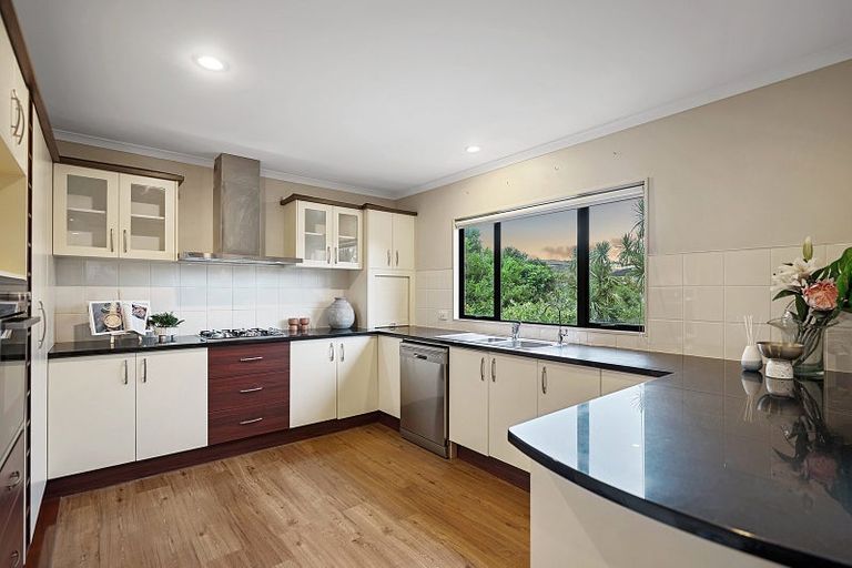 Photo of property in 16 Crimson Park, Oteha, Auckland, 0632