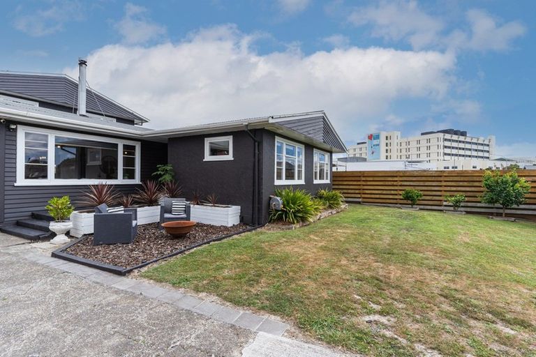Photo of property in 6 Newhaven Place, Roslyn, Palmerston North, 4414