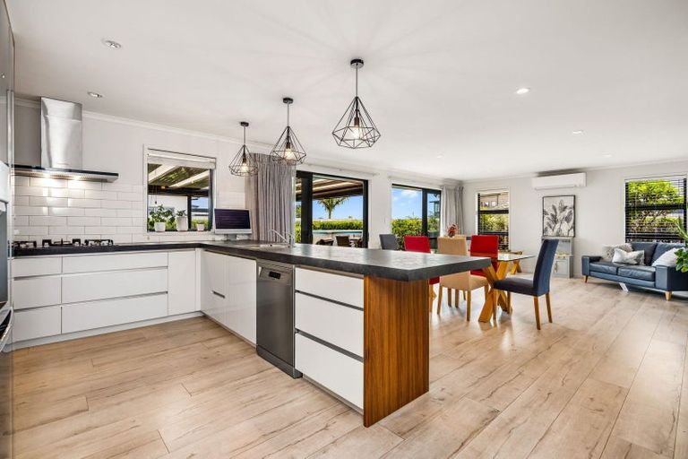 Photo of property in 32 Waitemata Drive, One Tree Point, 0118