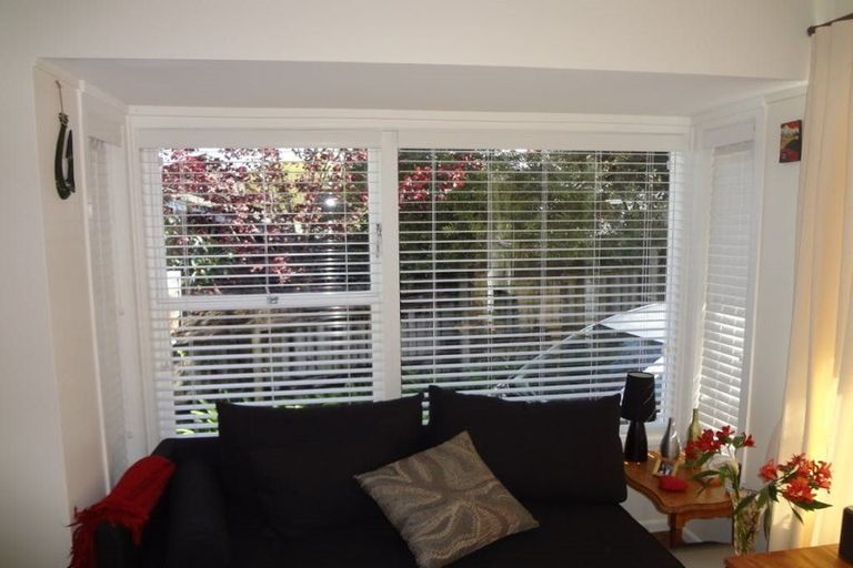 Photo of property in 2/20 Saint Peters Street, Northcote, Auckland, 0627