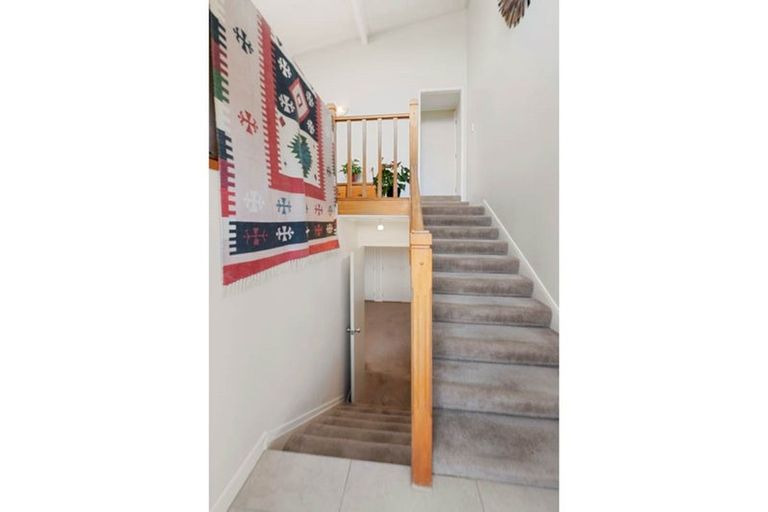 Photo of property in 18 Arosa Place, Forrest Hill, Auckland, 0620