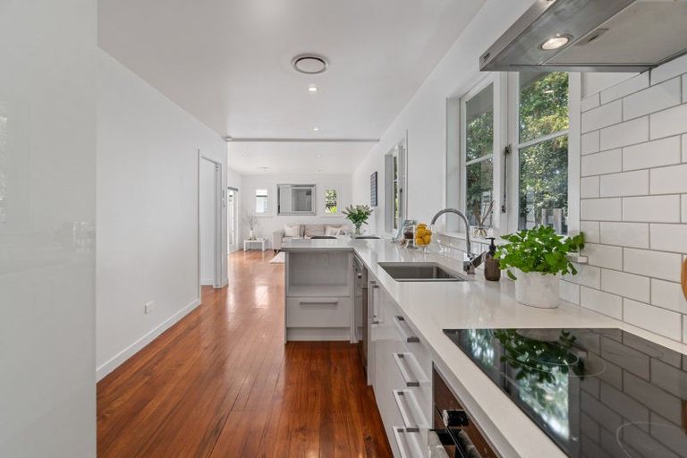 Photo of property in 16a Fairfax Avenue, Northcote, Auckland, 0627