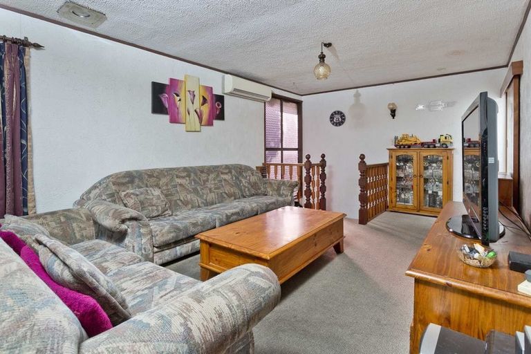 Photo of property in 81 Chivalry Road, Glenfield, Auckland, 0629