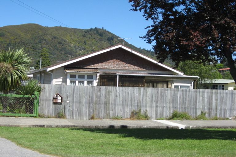 Photo of property in 72 Broadway, Picton, 7220