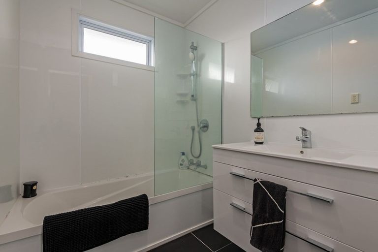 Photo of property in 32 Cumberland Place, Kelvin Grove, Palmerston North, 4414