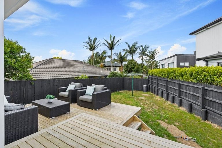 Photo of property in 2/111 Hobsonville Road, West Harbour, Auckland, 0618