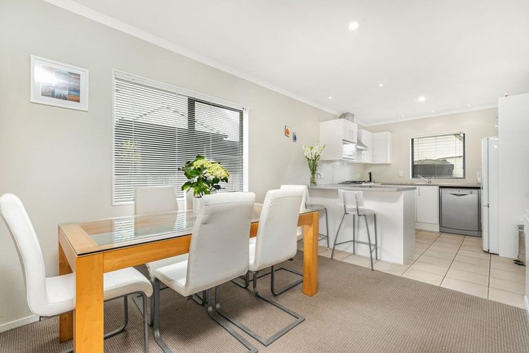 Photo of property in 2/28 Holiday Road, Stanmore Bay, Whangaparaoa, 0932