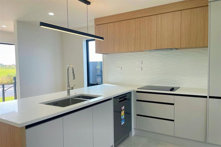 Photo of property in 8 Harikoa Way, Karaka, 2113