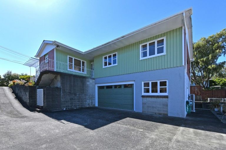 Photo of property in 33 Dowling Grove, Silverstream, Upper Hutt, 5019