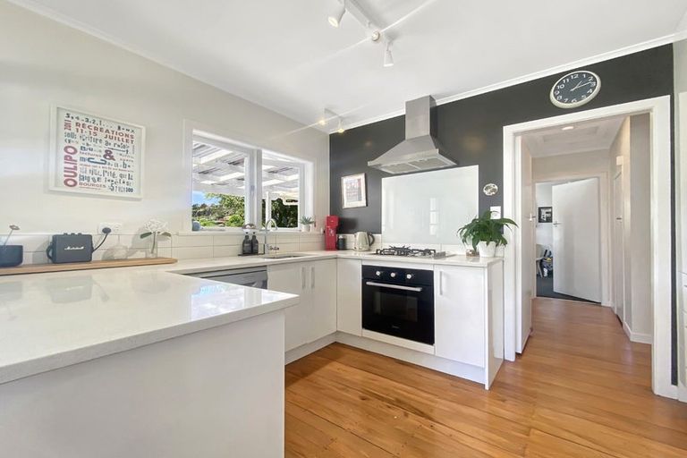 Photo of property in 122 Atkinson Road, Titirangi, Auckland, 0604