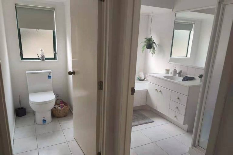 Photo of property in 2/16 Keswick Close, Northpark, Auckland, 2013