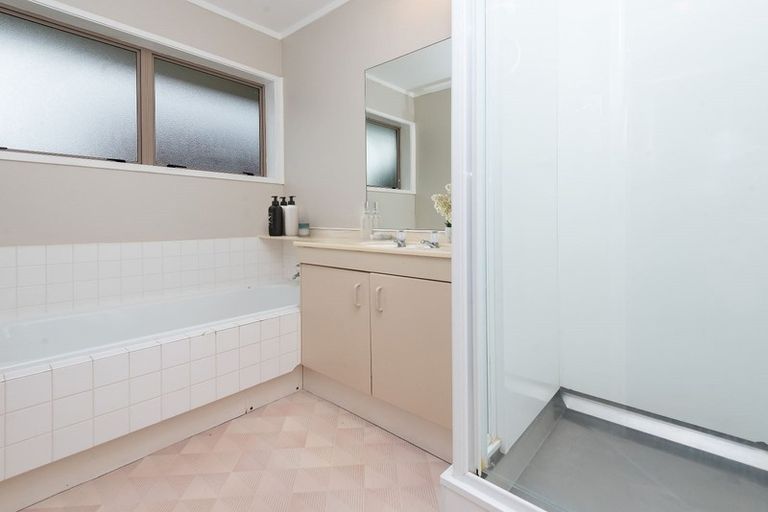 Photo of property in 8 Crescent Hills Court, Northpark, Auckland, 2013