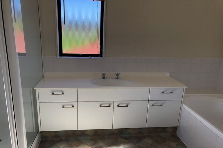 Photo of property in 32 Kilkenny Place, Fitzherbert, Palmerston North, 4410