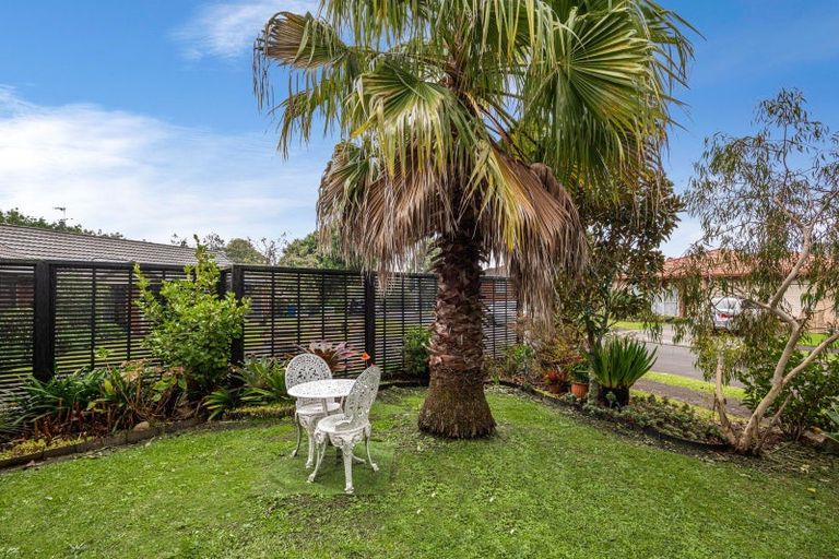 Photo of property in 17 Ryehill Close, New Lynn, Auckland, 0600