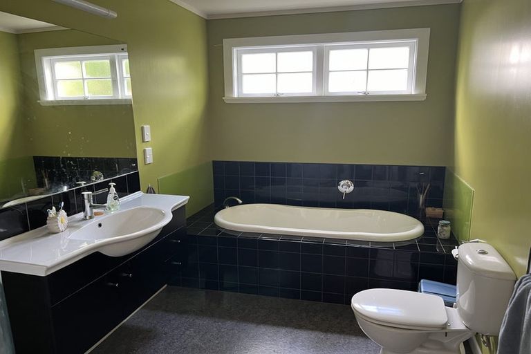 Photo of property in 135 Kelburn Parade, Kelburn, Wellington, 6012