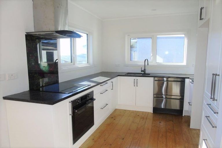 Photo of property in 17 Chetwode Grove, Newlands, Wellington, 6037