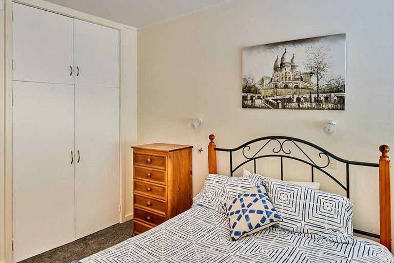 Photo of property in Rona House, 33 Rimu Street, Eastbourne, Lower Hutt, 5013