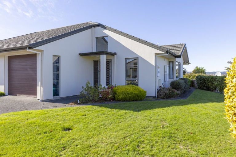 Photo of property in 44 Lakeridge Close, Rangatira Park, Taupo, 3330