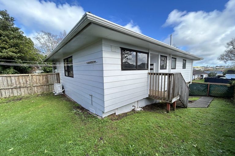 Photo of property in 1/2 Hueglow Rise, West Harbour, Auckland, 0618