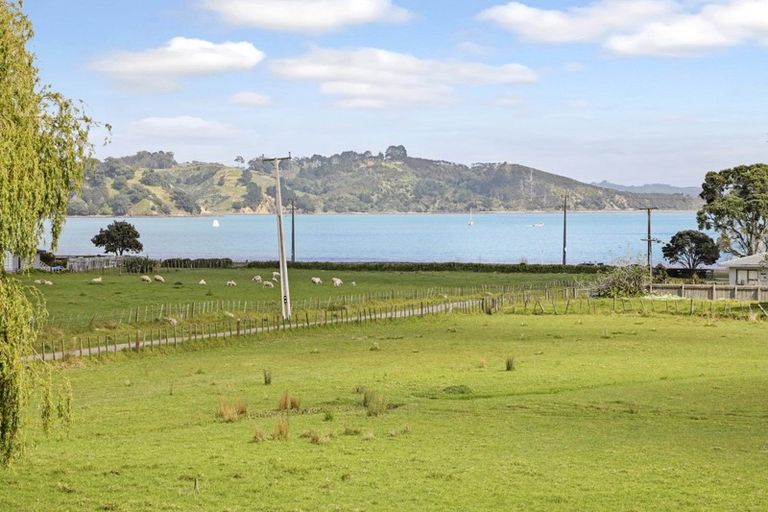 Photo of property in 32 Kawakawa Bay Coast Road, Kawakawa Bay, Papakura, 2585