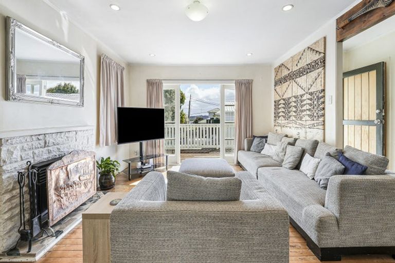 Photo of property in 59 Sylvan Crescent, Te Atatu South, Auckland, 0610