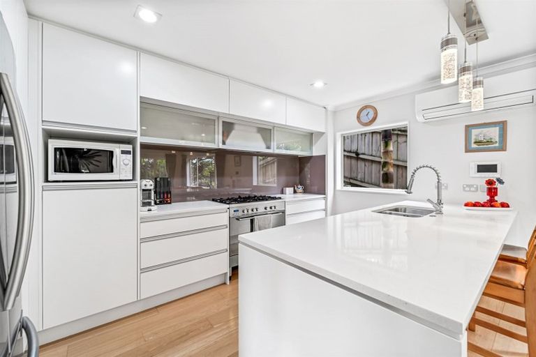 Photo of property in 80 Rising Parade, Fairview Heights, Auckland, 0632