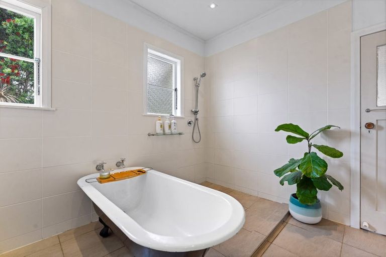 Photo of property in 2 Slater Road, South Head, Helensville, 0874