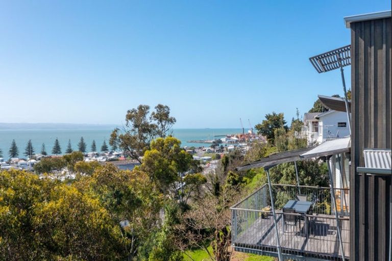 Photo of property in 5 Chilton Road, Hospital Hill, Napier, 4110