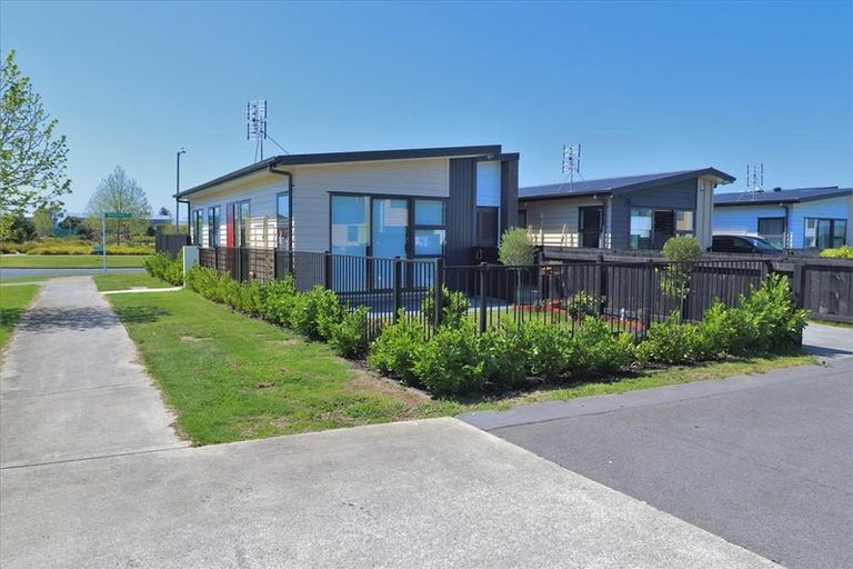 Photo of property in 1 Swamp Kauri Grove, Papakura, 2110