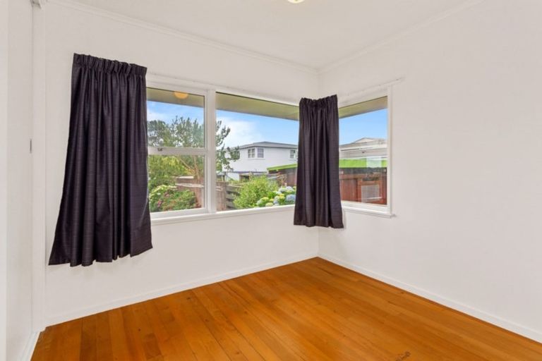 Photo of property in 1/5 Dudding Avenue, Northcote, Auckland, 0627