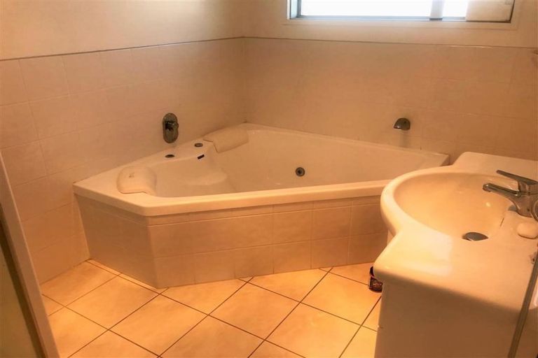 Photo of property in 20 Boundary Road, Blockhouse Bay, Auckland, 0600