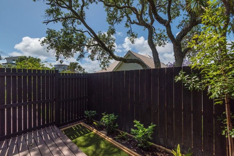 Photo of property in 16-18 Handley Avenue, Narrow Neck, Auckland, 0624