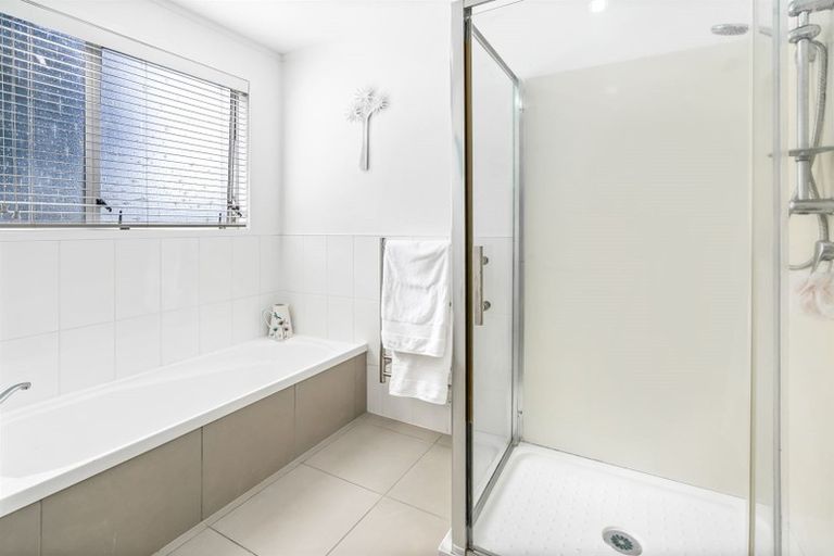 Photo of property in 11 Cottam Grove, Northcross, Auckland, 0632