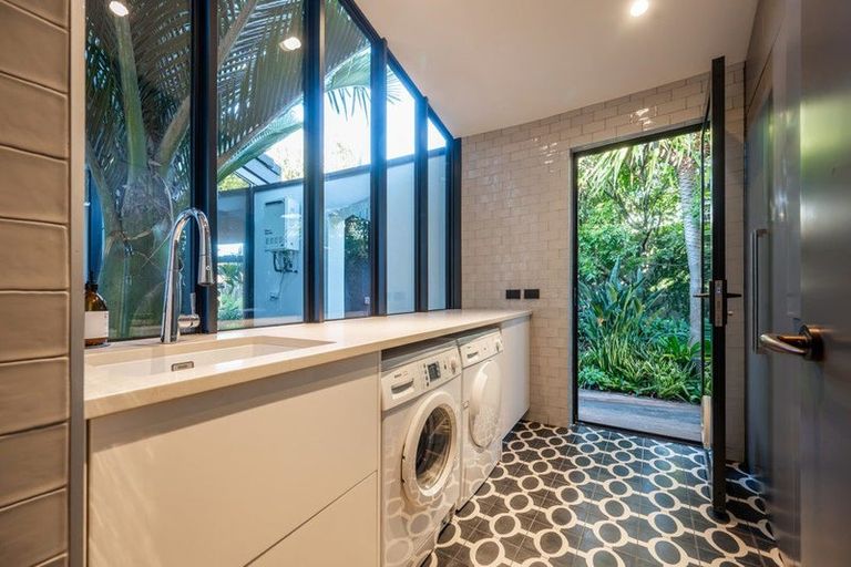 Photo of property in 1 Tiri Road, Takapuna, Auckland, 0620