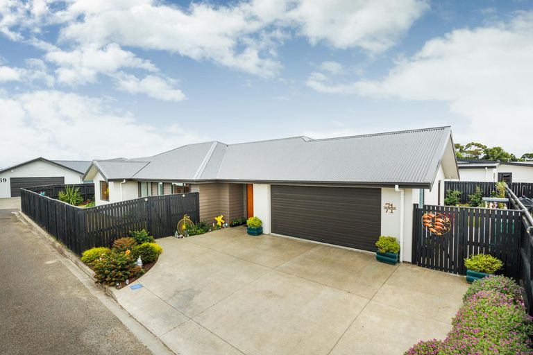 Photo of property in 71 Johnstone Drive, Fitzherbert, Palmerston North, 4410
