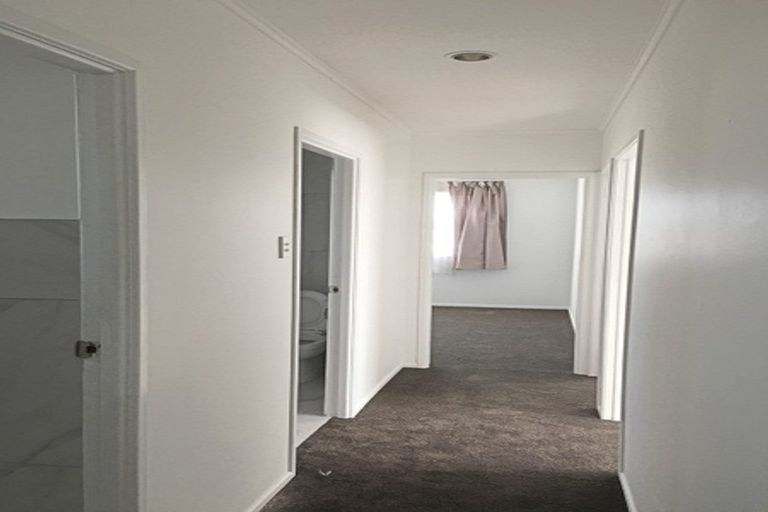 Photo of property in 169 Hobsonville Road, West Harbour, Auckland, 0618
