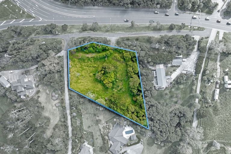 Photo of property in 9b Whangaparaoa Road, Red Beach, 0932