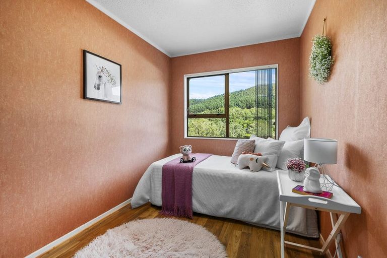 Photo of property in 20 Zande Terrace, Tawa, Wellington, 5028