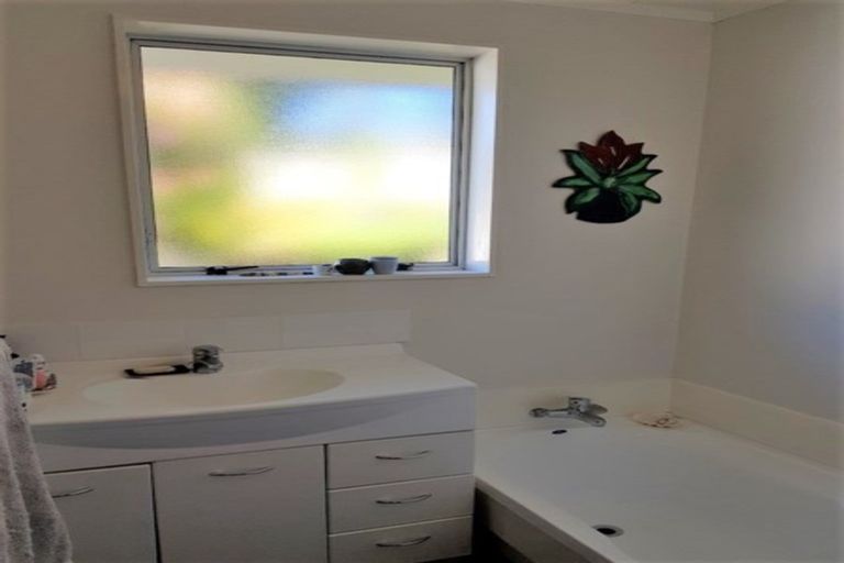 Photo of property in 18 Woolwich Close, Whitby, Porirua, 5024