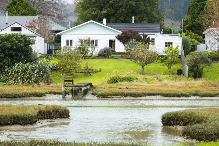 Photo of property in 100 Stout Street, Whataupoko, Gisborne, 4010