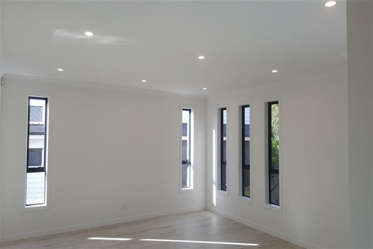 Photo of property in 8 Newport Place, Forrest Hill, Auckland, 0620