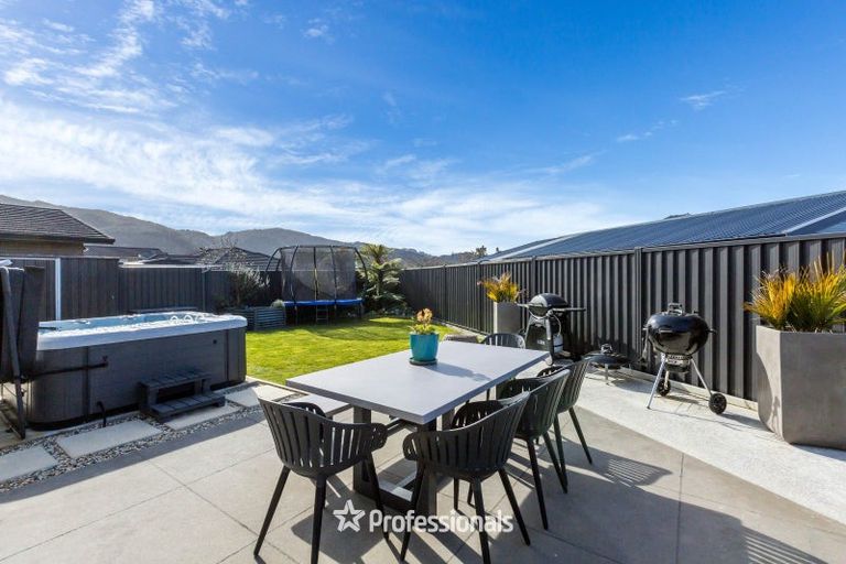 Photo of property in 2 Chalfont Road, Silverstream, Upper Hutt, 5019
