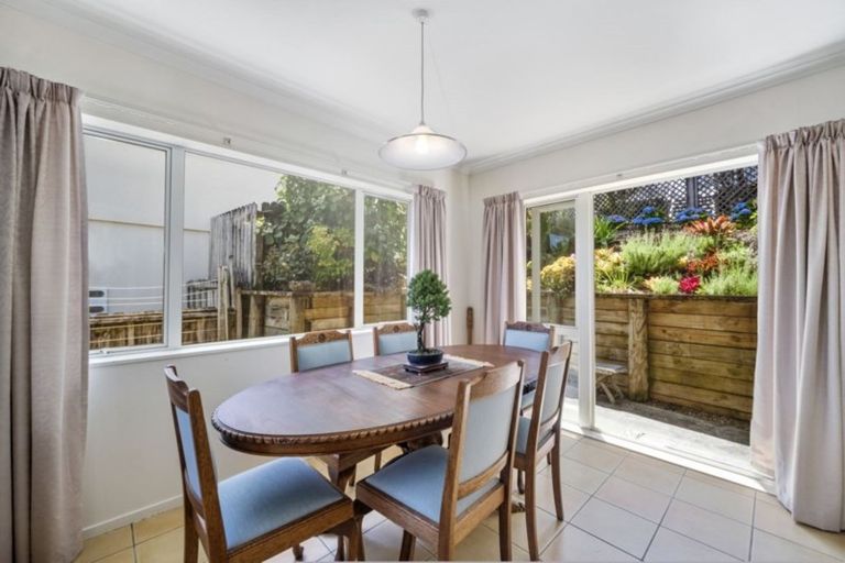 Photo of property in 8 Margaret Henry Crescent, Oteha, Auckland, 0632