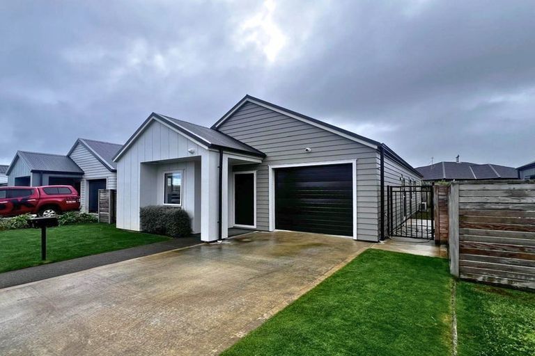 Photo of property in 16 Koru Loop, Paraparaumu, 5032