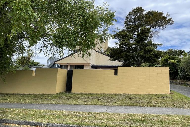 Photo of property in 18 King Richard Place, Browns Bay, Auckland, 0630