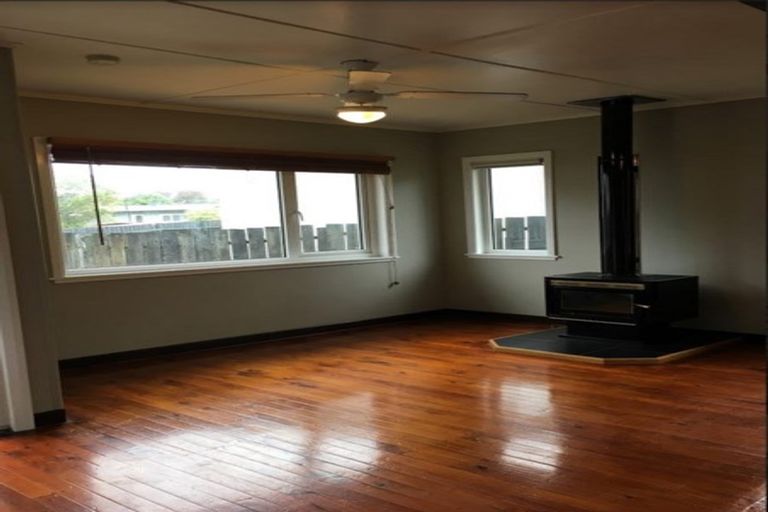 Photo of property in 3/24 Woodside Road, Massey, Auckland, 0614