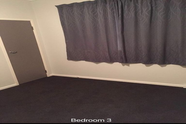 Photo of property in 31 Staincross Street, Green Bay, Auckland, 0604