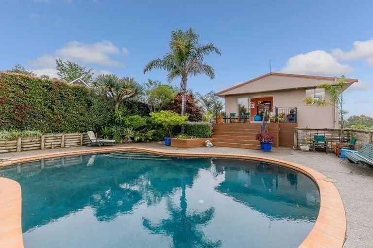 Photo of property in 3 Tanglewood Place, Cockle Bay, Auckland, 2014